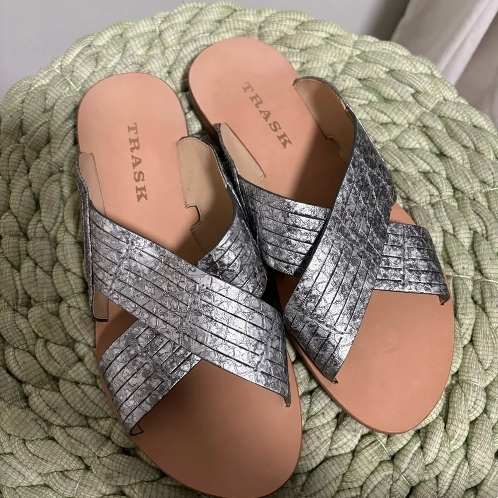 NEW Trask Hurricane Crossover Metallic Silver Leather Slip On Flat Sandals 7.5